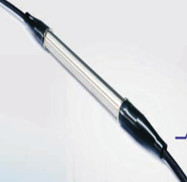 YS-T100鎧裝型光纖光柵溫度傳感器是采用雙端出纖型，具有結(jié)構(gòu)堅(jiān)固的優(yōu)點(diǎn)，防火防爆，應(yīng)用于油罐、電纜、混凝土測溫以及隧道、消防等溫度測量領(lǐng)域。