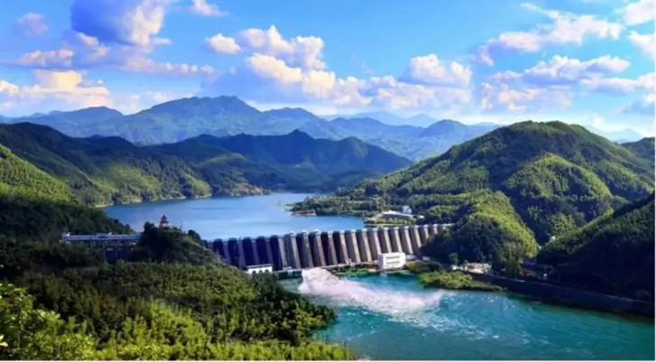 佛子嶺水庫是新中國建設的第一座鋼筋混凝土連拱壩，被譽為“新中國第一壩”、“亞洲第一壩”、“遠東第一高壩”，令國內外水利工程界嘆為奇跡，為新生的共和國贏得了巨大的聲譽。.jpg