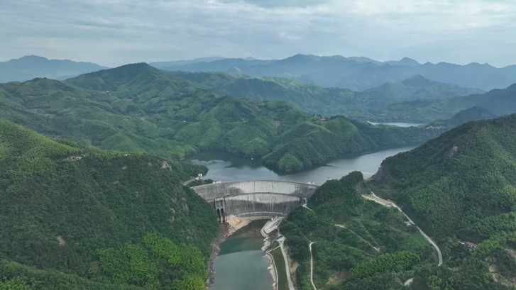 白蓮崖水庫位于淮河南岸支流淠河東源西支流——漫水河上，安徽省霍山縣大化坪鎮(zhèn)境內。白蓮崖水庫不僅為下游佛子嶺水庫攔洪削峰，更是以它4.6億立方米的總庫容、745平方千米的流域面積為上游生物提供了棲息的家園。.jpg