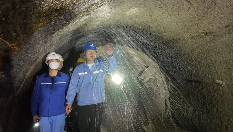 技術(shù)人員檢查隧洞內(nèi)涌水情況.jpg